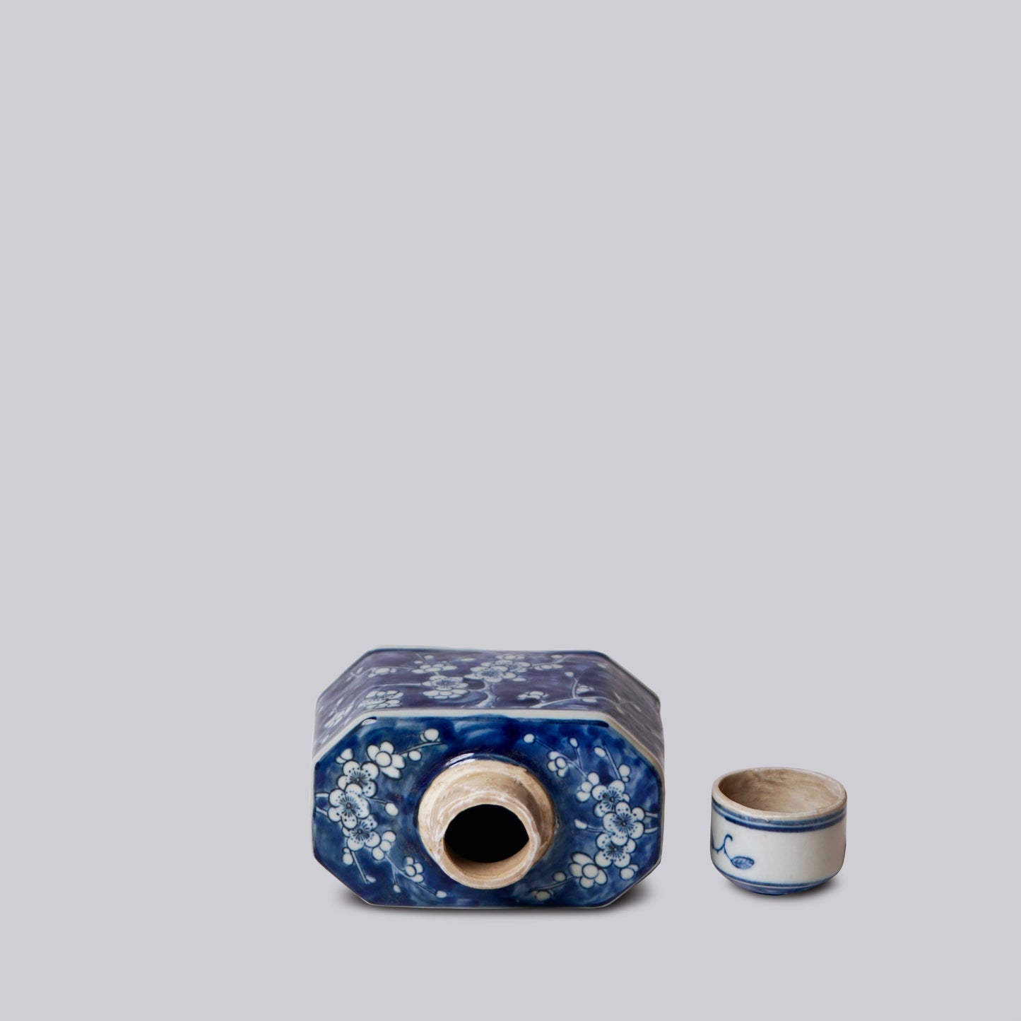BLUE AND WHITE PORCELAIN PLUM BLOSSOM LIDDED CADDY