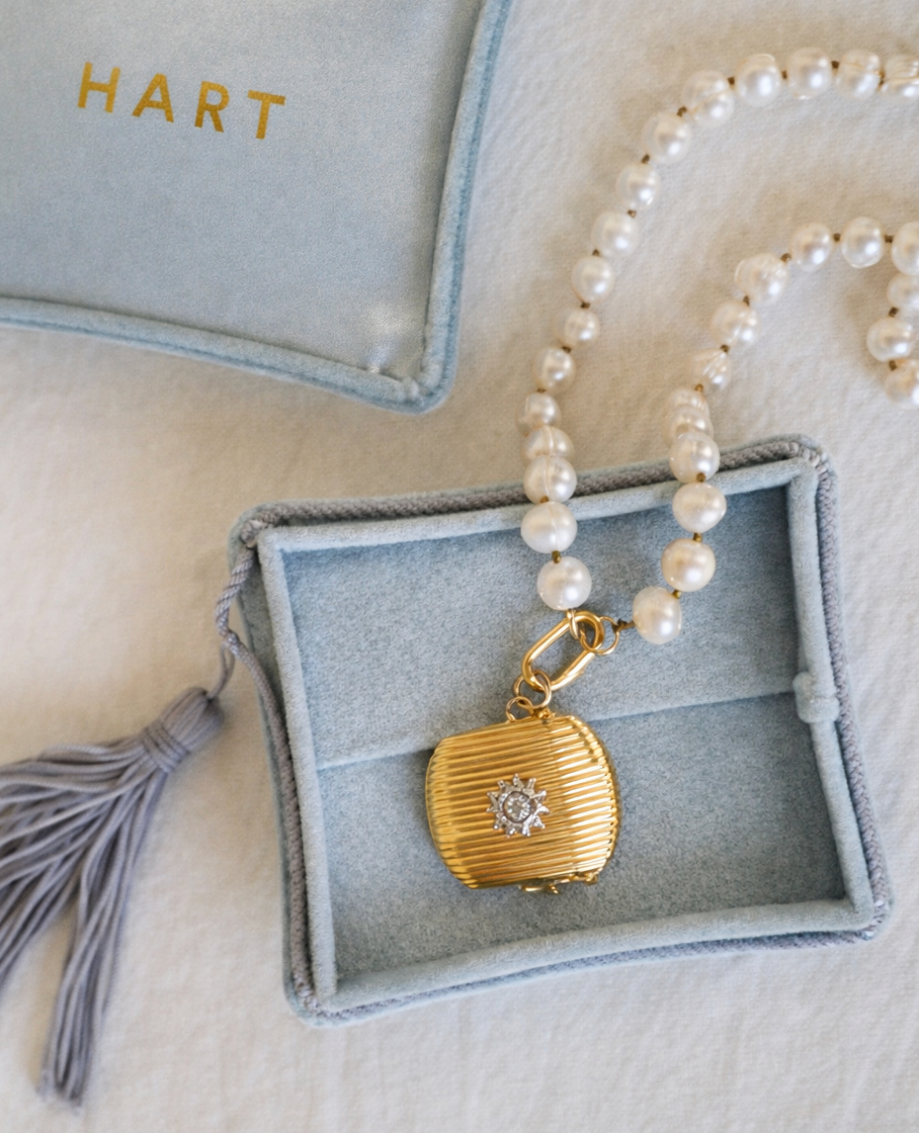 PEARL NECKLACE WITH RIBBED VESTA CASE