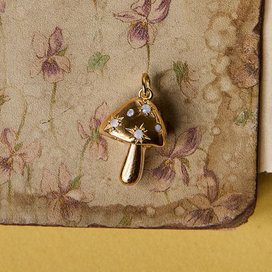 SHROOMY NECKLACE ON CORD
